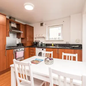 Apartment Modern Spacious 3 Bedroom Centre - Free Parking - Private Balcony